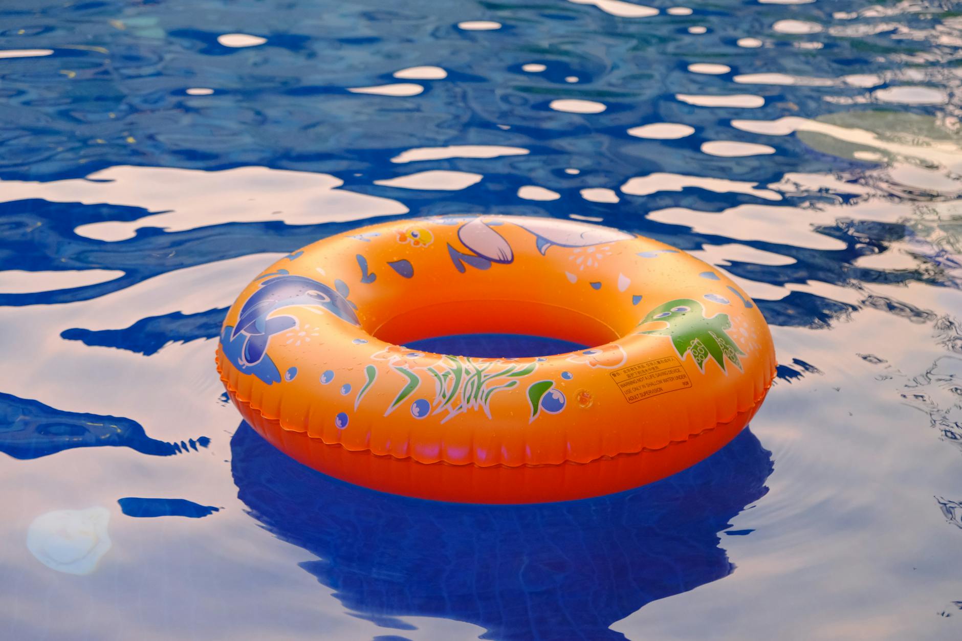 Gambar jasa service inflatable liferaft solas yang memperlihatkan proses perawatan dan perbaikan liferaft untuk memastikan keselamatan dan keamanan di laut