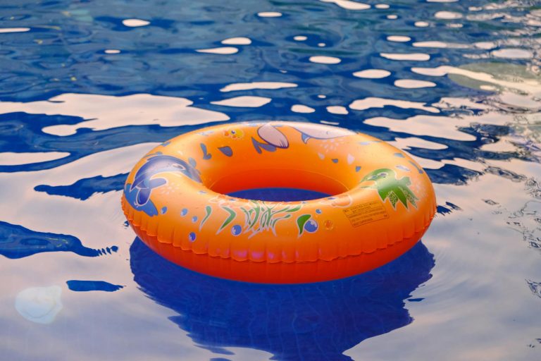 Gambar jasa service inflatable liferaft solas yang memperlihatkan proses perawatan dan perbaikan liferaft untuk memastikan keselamatan dan keamanan di laut